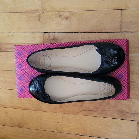 Tory Burch Chelsea captoe ballet flats in black. - Picture 6 of 6